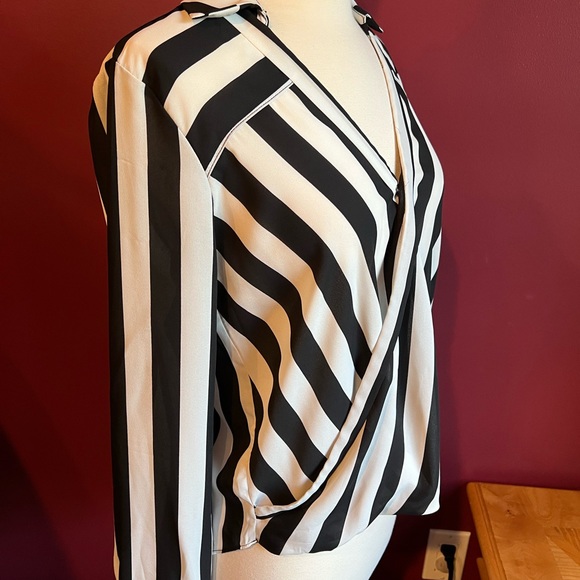 Love 21 black and white striped surplus blouse sz XS NWOT - Picture 4 of 8